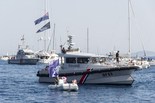 Vedette de la douane française en collaboration avec la Gendarmerie Maritime.