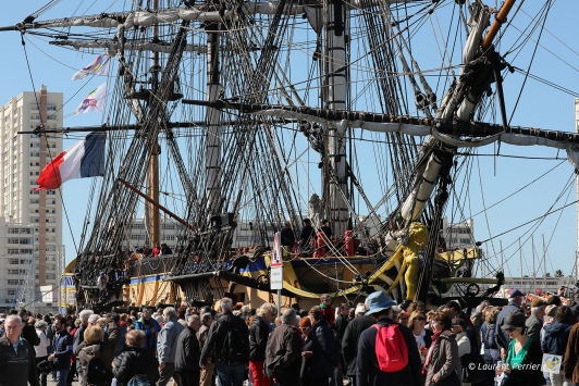 Des milliers de personnes sont venues accueillir l'Hermione quai de la Corse