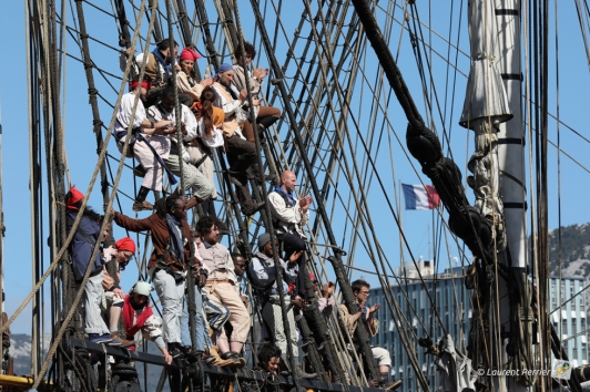 Les gabiers assistent aux discours, suspendus dans les cordages de l'Hermione