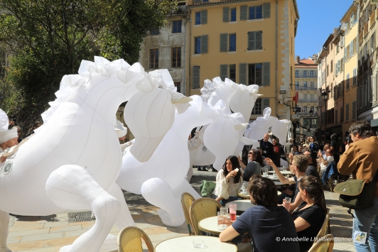 Les "FierS à cheval" place Puget