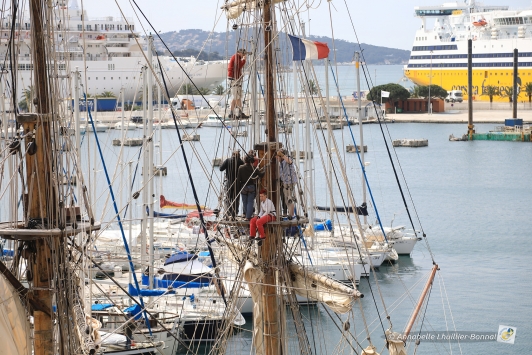 Sur La Grace amarrée au carré du port