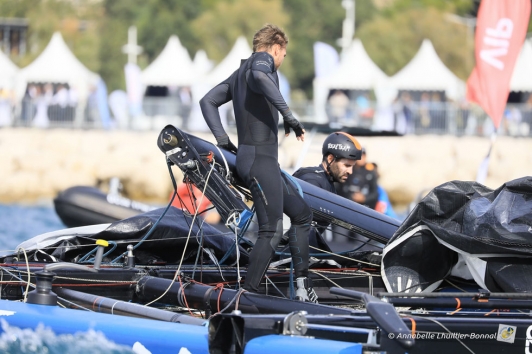 Real Team a cassé son mât vendredi avant de reprendre la course samedi