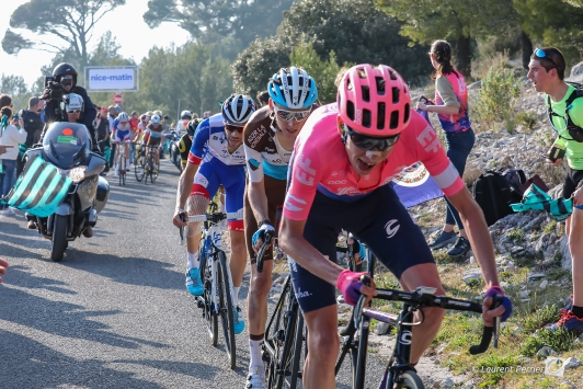 Sprint d'arrivée de la course : Thibaut Pinot (Groupama-FDJ) ; Romain Bardet (AG2R La Mondiale) et le Britannique Hugh Carthy (EF Education First)  