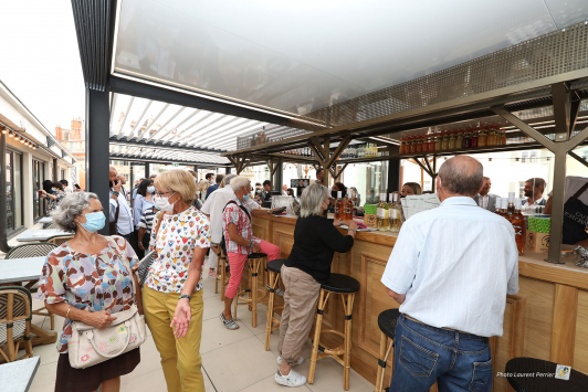 La terrasse couverte sur le roof top des Halles