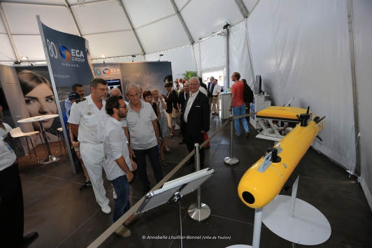 Visite d'Hubert Falco et des représentants des partenaires de la Cité des Sciences et de la Mer