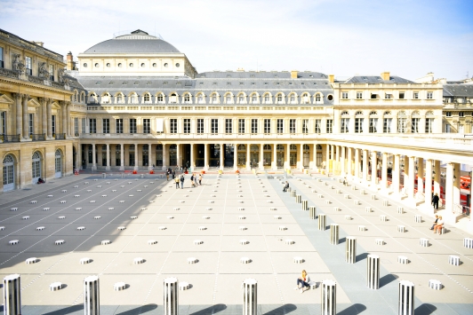 Exposition dans les vitrines du Palais Royal à Paris ©Saywho