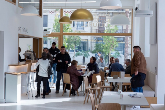 Le café culturel dans l'aile est de la médiathèque