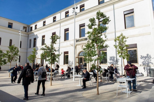 L'aile Est de la médiathèque avec son café culturel