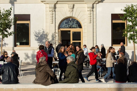 Le café culturel dans l'aile Est de la médiathèque