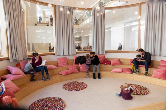 L'espace "l'heure des contes" dans la médiathèque