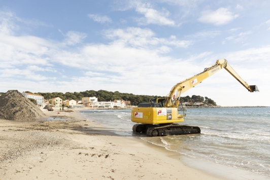 Travaux de retroussement de sable - Les Sablettes à la Seyne-sur-Mer