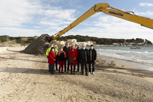 Travaux de retroussement de sable - Les Sablettes à la Seyne-sur-Mer