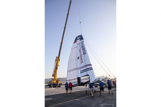 Mise à l'eau du bateau Groupama Team France à 8h à Saint-Mandrier