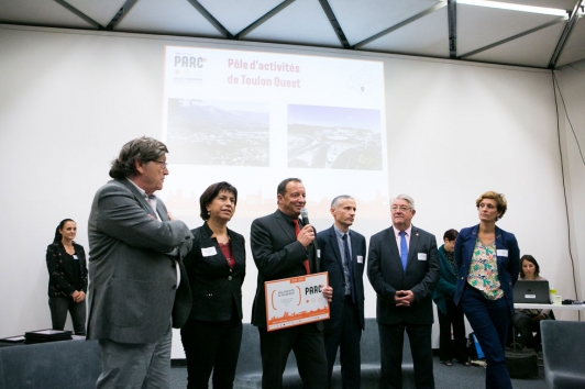 Michel Cresp, président de l'Adeto, recevant le label Parc +