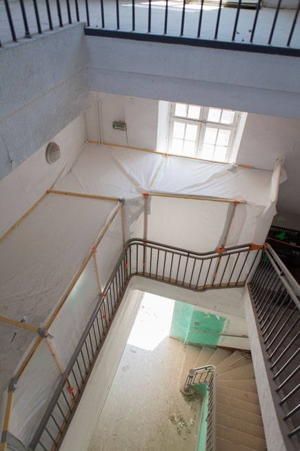 Tout a été enlevé et trié à l'intérieur des bâtiments avant leur démolition