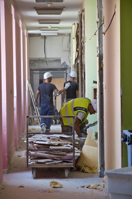 Les éléments de construction sont démantelés et triés, afin d'être recyclés ou revalorisés