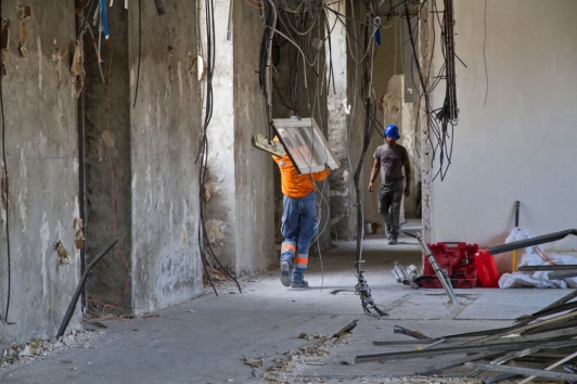 Les éléments de construction sont démantelés et triés, afin d'être recyclés ou revalorisés
