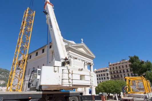 Montage d'une grue devant la chapelle historique