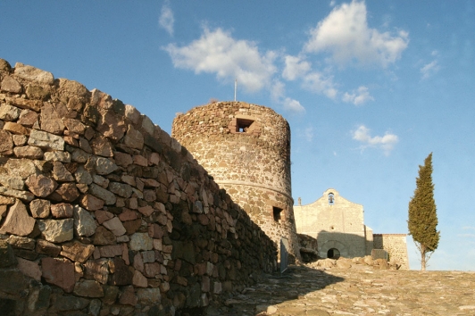 Chapelle romaneet château féodal à La Garde © TPM