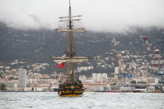 L'Hermione quitte le port de Toulon, lundi 9 avril