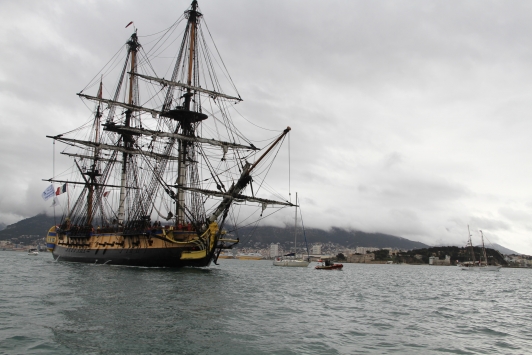 L'Hermione quitte le port de Toulon, lundi 9 avril