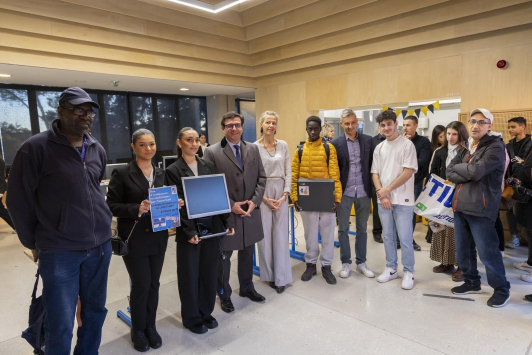 Don d'ordinateurs au Lycée professionnel de Claret - Toulon