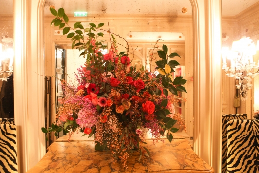 20h Maison Schiaparelli, accueil des invités et de la presse au cocktail de présentation des 30 finalistes retenus