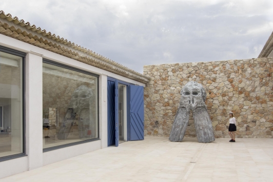 L'Alycastre de Miquel Barcelo à l'entrée du musée, fait partie des 20 commandes artistiques créées pour le lieu