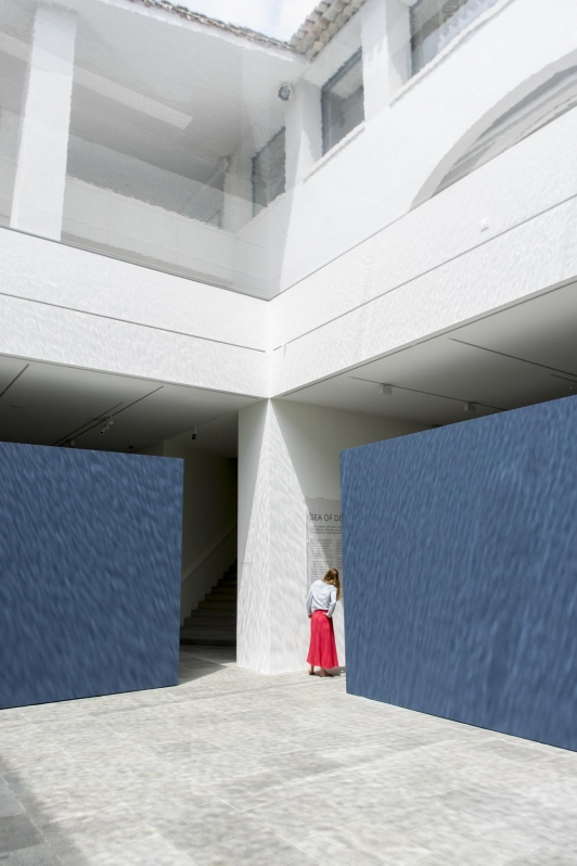 Le plafond d'eau au coeur de l'espace d'exposition