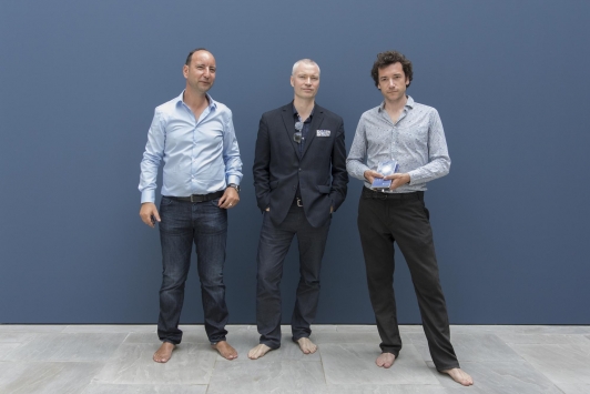 Mouktar Ferroudj, architecte de l'agence GMAA qui a adapté le projet de la Fondation, Dieter Buchhart, commissaire d'exposition, et Charles Carmignac