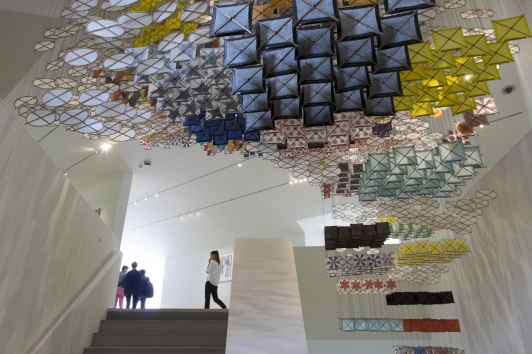 Les 2500 cerfs volants de Jacob Hashimoto "The impermanent, shattered peace between future ans past, all written in the sky, 2018", une autre commande réalisée pour la Fondation de Porquerolles