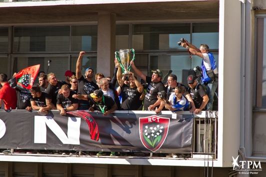 Parade du RCT - Présentation des trophées à la mairie