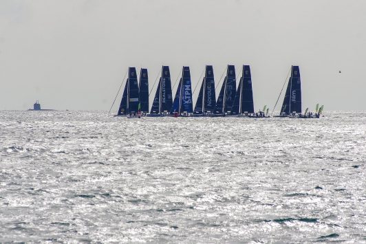 Les 8 concurrents dans la rade croisent un sous-marin