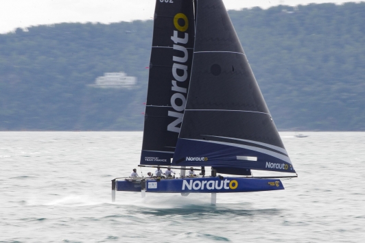 Décollage de Norauto skippé par Franck Cammas
