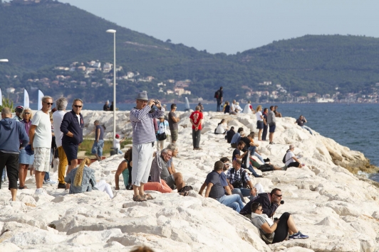 Le public au plus près des courses sur les digues du Mourillon