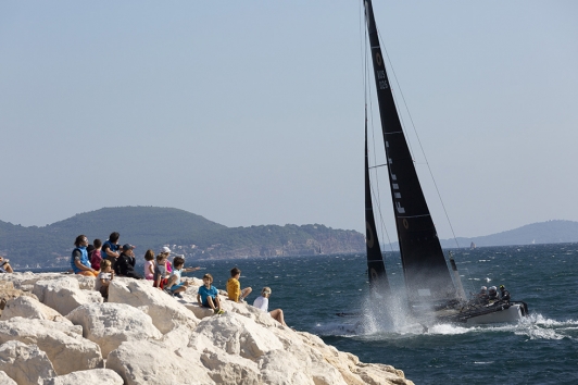Les catamarans ont navigué au plus près des côtes et des spectateurs