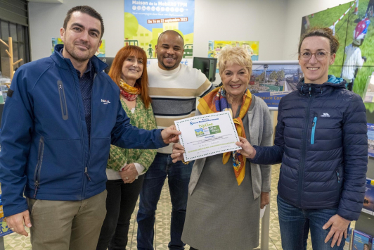 Naval Group vainqueur du Défi Mobilité 2023, s'est vu remettre un diplôme à la Maison de la Mobilité TPM, des mains de Geneviève Levy, vice-présidente Mobilités TPM