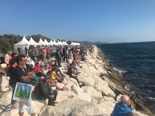 Le public regarde le spectacle depuis les digues