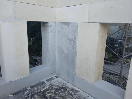 Traitement d'un angle du bâtiment en béton brut 