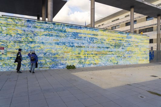 Fresque murale de Lisa Jacomen sur le parvis de la faculté de droit à Toulon