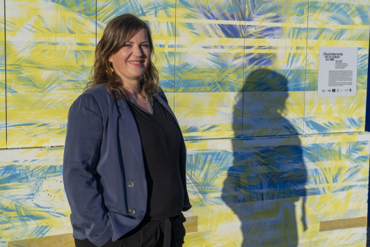 Lisa Jacomen devant sa fresque murale sur le parvis de la faculté de droit à Toulon