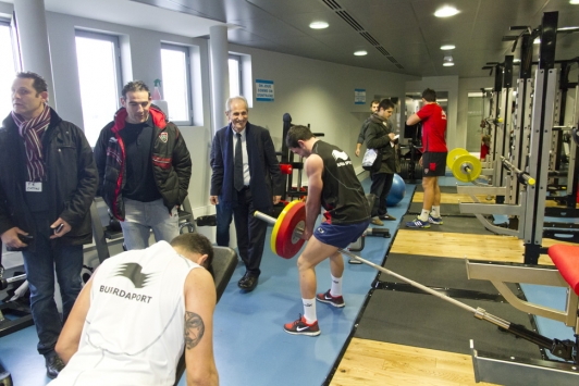 Salle de musculation visitée par Hubert Falco et Laurent Emmanuelli