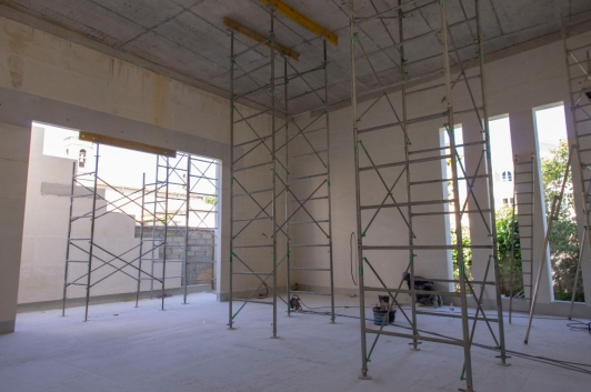 Vue de la salle de répétition, finition intérieure en pierre brute apparente 