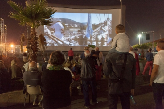 Projection de la vidéo historique sur écran géant