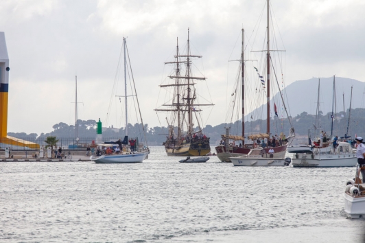 Le départ de la flottille Merhermione du port de Toulon