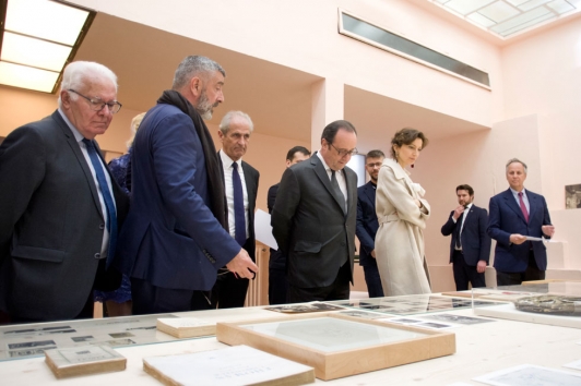 Visite de François Hollande, accompagnée de la ministre Audrey Azoulay