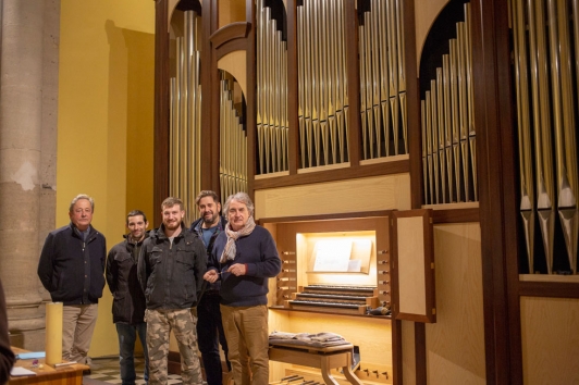Yann tainguy (à gauche) et Pascal Quoirin (à droite) entourant l'équipe Quoirin lors de l'harmonisation de l'orgue 