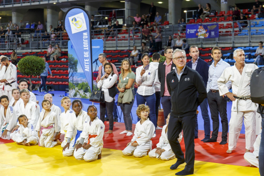 Tournée des drapeaux olympiques au Palais des Sports