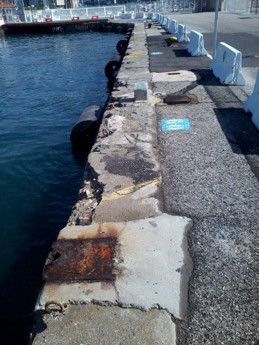 Poutre de couronnement du quai de la Corse avant travaux ©Eric Laboube