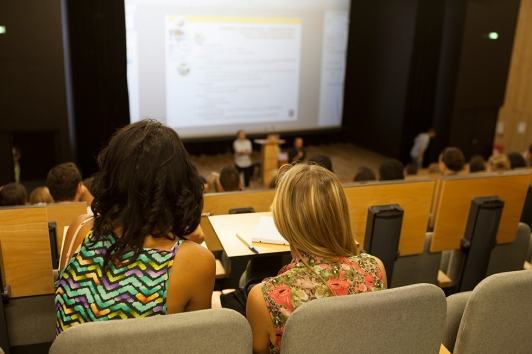 Réunion dans l'amphi 300
